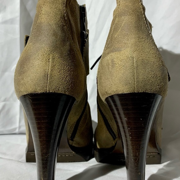 Donald J. Pliner leather heeled boots . - Picture 8 of 10